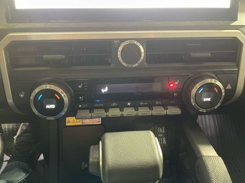 Used 2025 Toyota Tacoma Limited AWD/4WD image 19