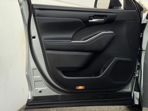 Used 2023 Toyota Highlander XLE image 4