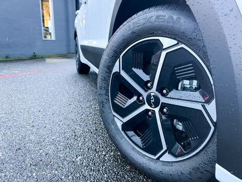 New 2025 Kia Niro EX image 2