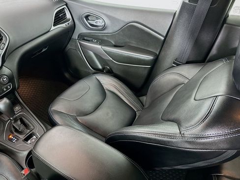 Used 2019 Jeep Cherokee Latitude Plus w/ Comfort/Convenience Group image 21