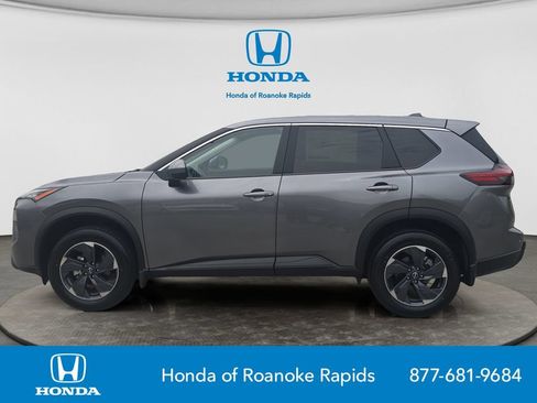 Used 2024 Nissan Rogue SV AWD/4WD image 2