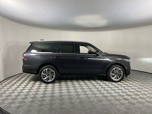 Used 2025 Lincoln Navigator Reserve image 5