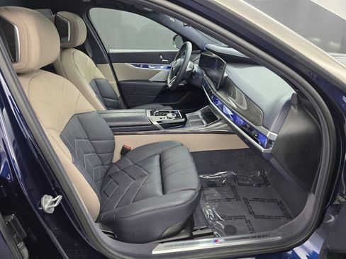 Used 2024 BMW i7 xDrive60 AWD/4WD image 28