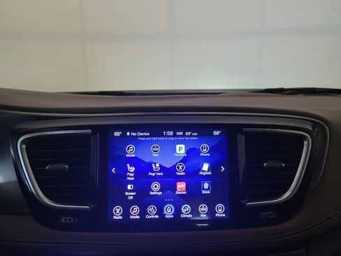 Used 2017 Chrysler Pacifica Limited FWD image 25