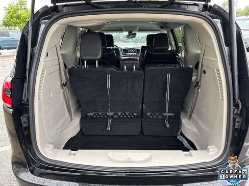 Used 2023 Chrysler Pacifica Touring-L FWD image 3