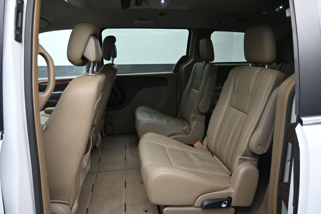 Used 2016 Chrysler Town & Country Touring FWD image 24