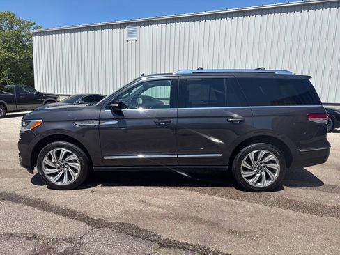 Used 2022 Lincoln Navigator Reserve AWD/4WD image 7