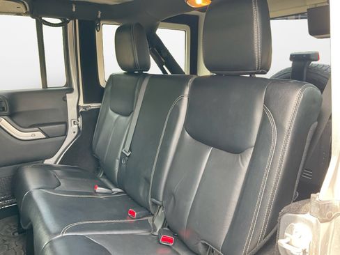 Used 2016 Jeep Wrangler Unlimited Sahara w/ Max Tow Package AWD/4WD image 15