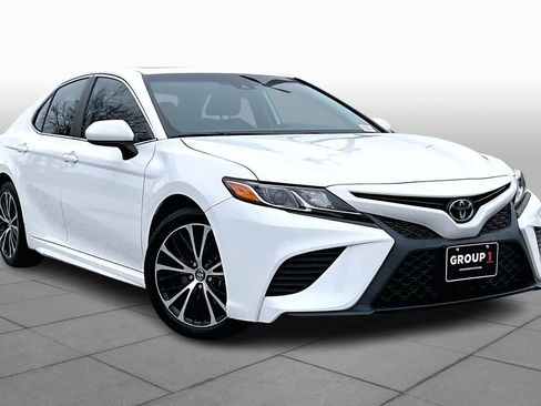 Used 2020 Toyota Camry SE image 3