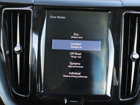 Used 2018 Volvo XC60 T6 Momentum w/ Convenience Package image 22