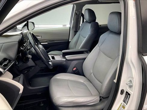 Used 2022 Toyota Sienna XLE w/ XLE Plus Package FWD image 18