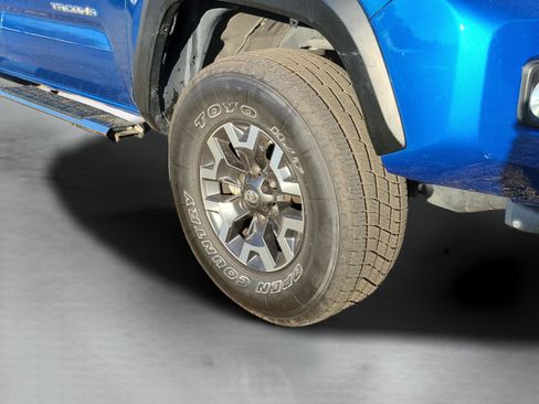 Used 2017 Toyota Tacoma TRD Off-Road w/ Premium & Technology Package image 29