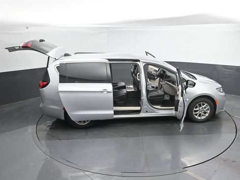 Used 2024 Chrysler Pacifica Touring-L FWD image 50
