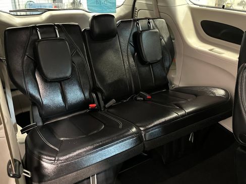 Used 2022 Chrysler Pacifica Touring-L FWD image 33