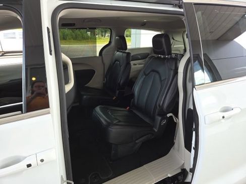 Used 2023 Chrysler Pacifica Touring-L FWD image 19