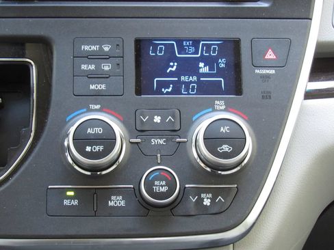 Used 2015 Toyota Sienna XLE Premium FWD image 33