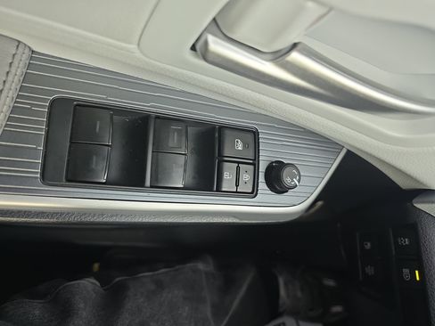 Used 2025 Toyota Sienna XLE image 27