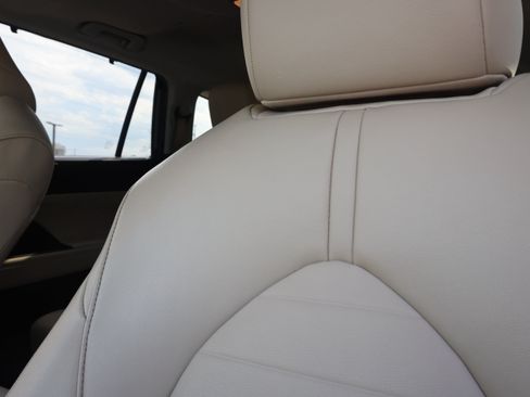 Used 2022 Toyota Highlander XLE FWD image 20
