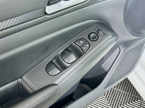 Used 2025 Nissan Altima 2.5 SV FWD image 15