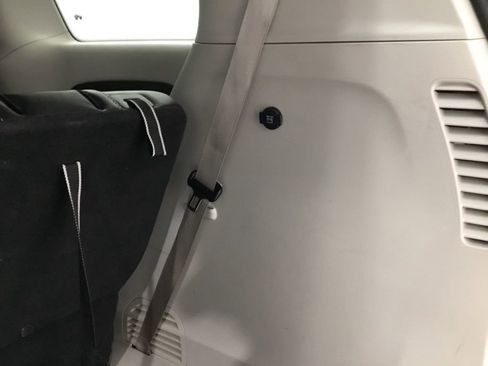 Used 2023 Chrysler Pacifica Touring-L image 16