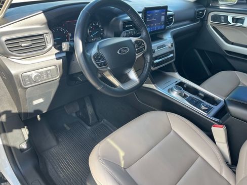Used 2022 Ford Explorer XLT w/ Equipment Group 202A image 9