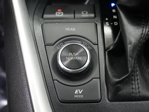 Used 2022 Toyota RAV4 LE image 18