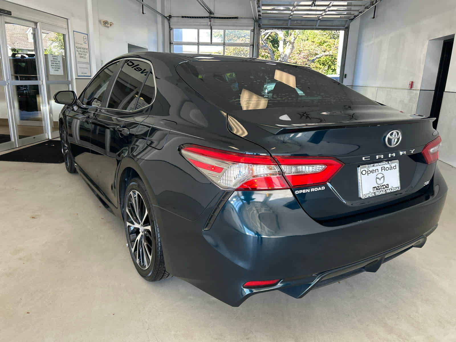 Used 2018 Toyota Camry SE FWD image 4