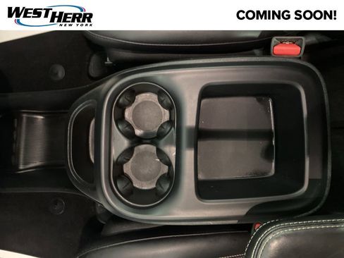 Used 2025 Chrysler Pacifica Select image 8