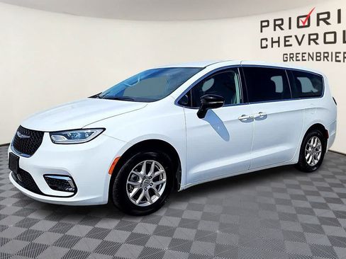 Used 2024 Chrysler Pacifica Touring-L FWD image 4