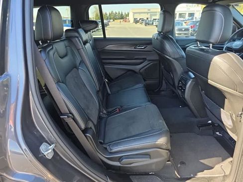 Used 2023 Jeep Grand Cherokee L Laredo image 9