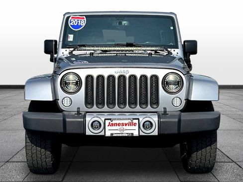 Used 2018 Jeep Wrangler Unlimited Sahara w/ Connectivity Group AWD/4WD image 2
