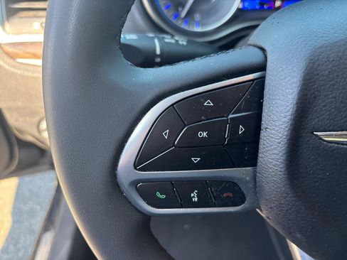 Used 2022 Chrysler 300 Touring L w/ Safetytec Plus Group AWD/4WD image 19