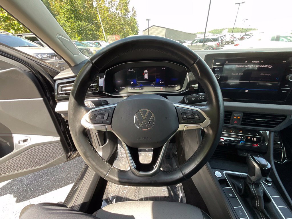 Used 2025 Volkswagen Jetta SE FWD image 10