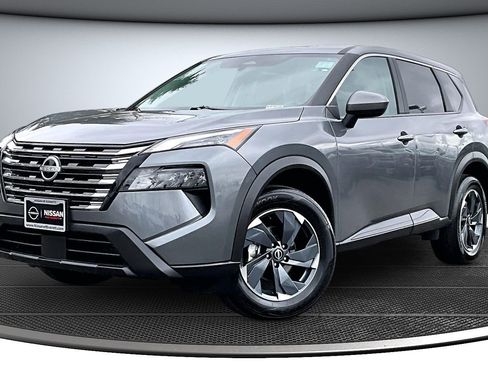 Used 2025 Nissan Rogue SV image 3