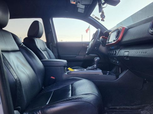 Used 2020 Toyota Tacoma TRD Sport image 12