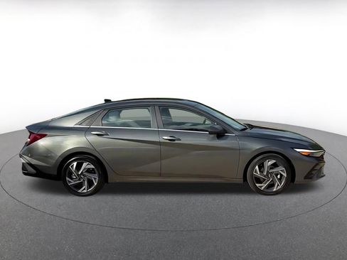 Used 2025 Hyundai Elantra SEL image 16