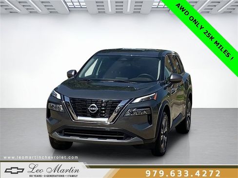 Used 2023 Nissan Rogue SV image 1