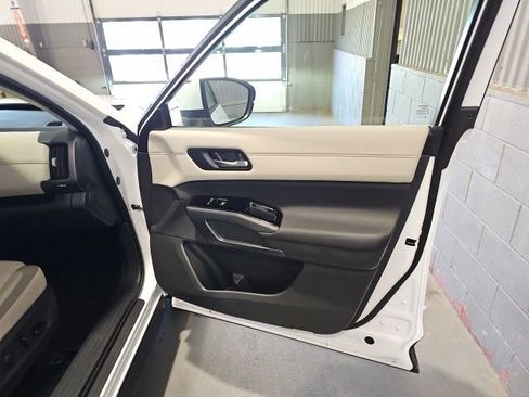 Used 2025 Nissan Pathfinder SL AWD/4WD image 26