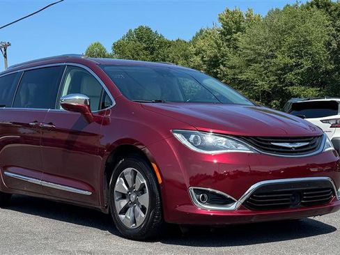 Used 2018 Chrysler Pacifica Limited w/ Advanced Safetytec Group FWD image 4