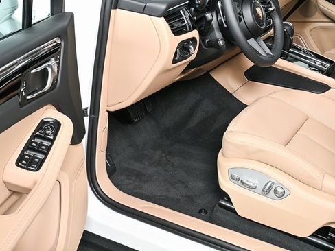 Certified 2025 Porsche Macan AWD image 7