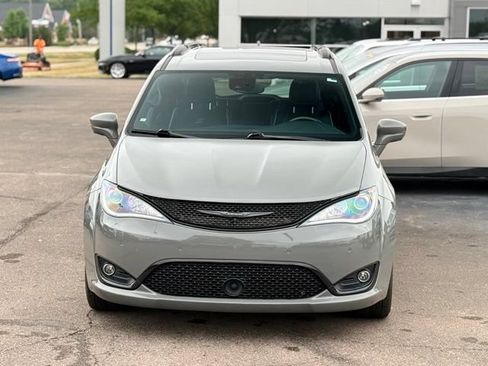 Used 2020 Chrysler Pacifica Limited FWD image 38
