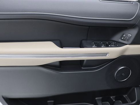 Used 2022 Ford Expedition Limited image 18