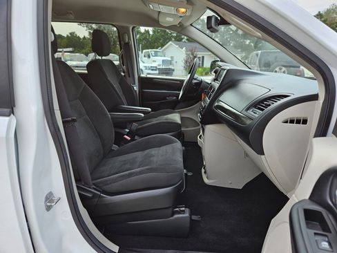 Used 2019 Dodge Grand Caravan SE w/ UConnect Hands-Free Group image 28