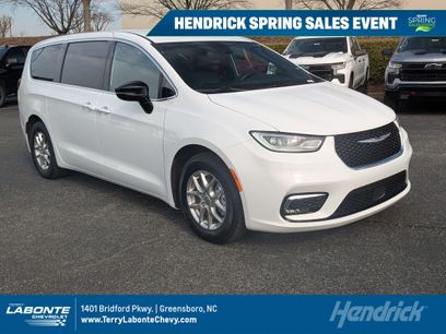 Used 2025 Chrysler Pacifica Select