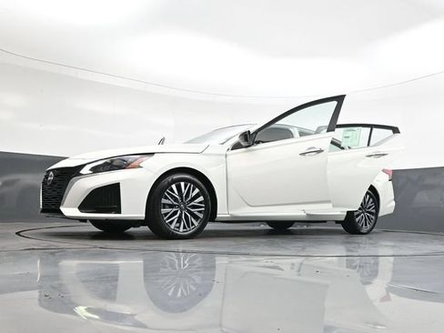 Used 2025 Nissan Altima 2.5 SV FWD image 48