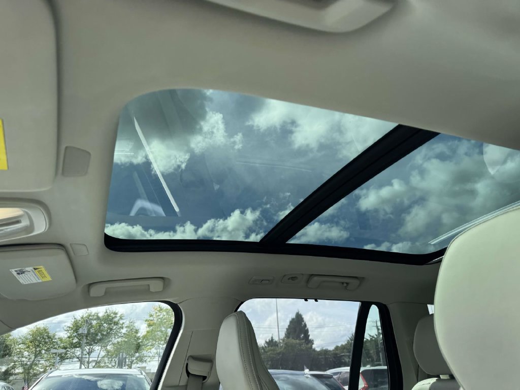 Certified 2025 Volvo XC90 T8 Ultra w/ Protection Package Premier AWD/4WD image 17