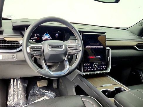 Used 2025 GMC Acadia Denali FWD image 12