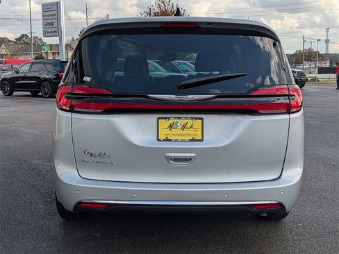 Used 2024 Chrysler Pacifica Touring-L image 5