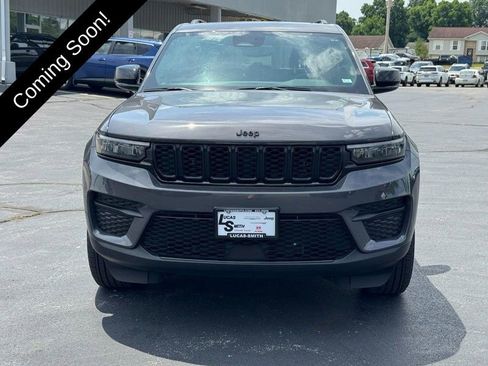 Used 2024 Jeep Grand Cherokee Altitude AWD/4WD image 10