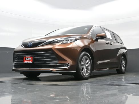 Used 2021 Toyota Sienna XLE FWD image 30